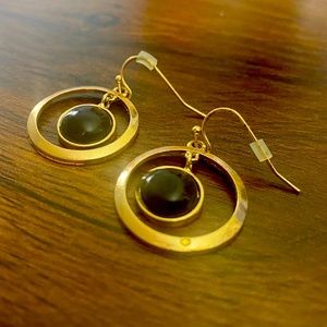 🍀Black and Gold Colored Circle Shaped Earrings